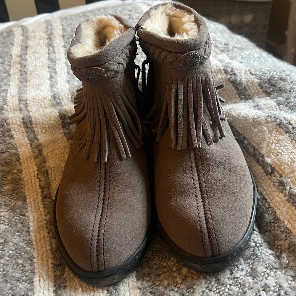 Minnetonka Fringe Suede sherpa Lined Ankle Boots - grey boho